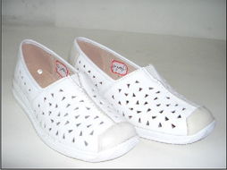 溫州富龍鞋業(yè) 匠心獨(dú)運(yùn)，步履不?！瑯I(yè)展覽引領(lǐng)行業(yè)新風(fēng)尚